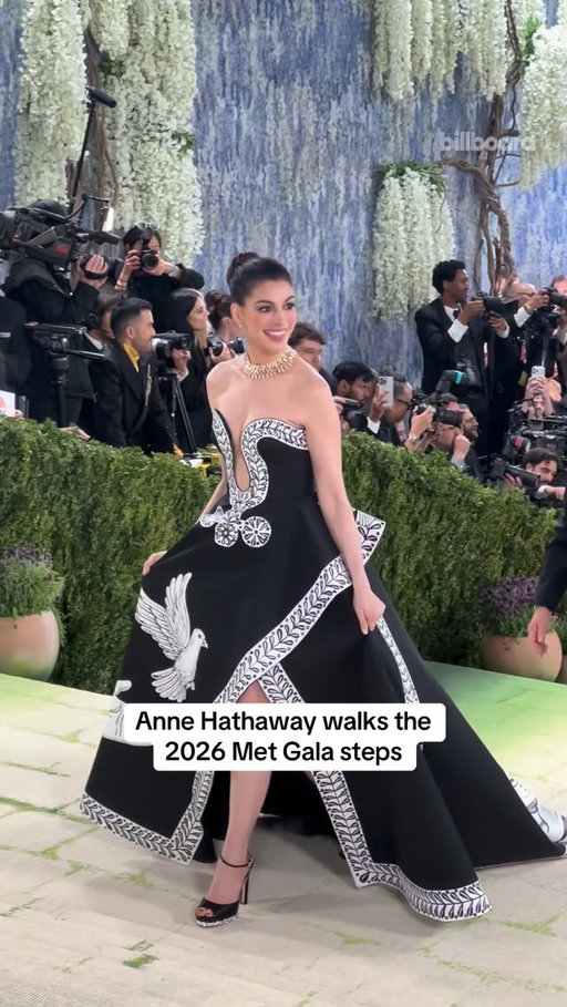Our real life Andy Sachs ✨ Anne Hathaway attends the 2026 #MetGala in style