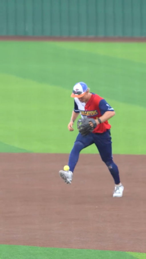 Count how many juggles Sunshine had on this trick play ⚽️

#bananaball #texastailgaters #savannahbananas #baseballhighlights #tekkers #SoccerHighlights