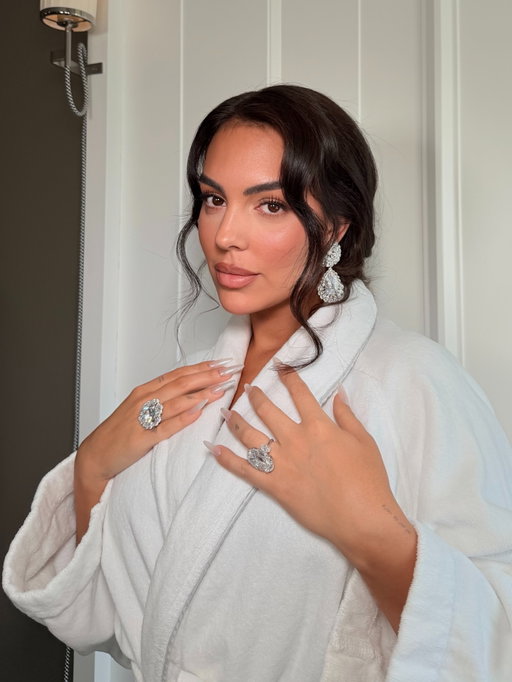 La bellísima @georginagio before the MET using @nexxushaircare 
hair: @glencocoforhair assisted by: @debrarenae makeup: @patrickta @patricktabeauty @matthewrctaylor styled: @albamelendo jewelry: @chopard dress: @ludovicdesaintsernin 
#NexxusHaircare #NexxusPartner