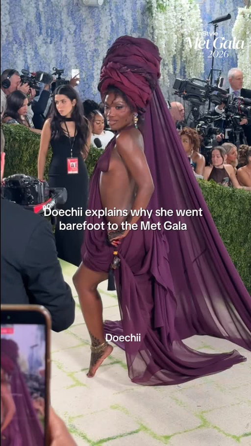 no shoes? no problem! #doechii “doesn’t give a damn” as she dances into the #MetGala 

🎞️ @taylor_ford