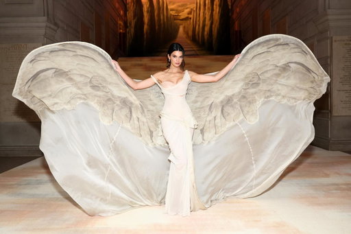 No because what do you mean @KendallJenner’s #MetGala dress did this the whole time.