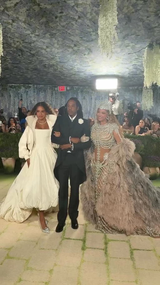 #JayZ on dad duty helping #BlueIvy adjust her jacket at the 2026 #MetGala! And #Beyonce? Just being Queen Bey, answering our questions and looking gorgeous doing it.

Video: Cosmopolitan