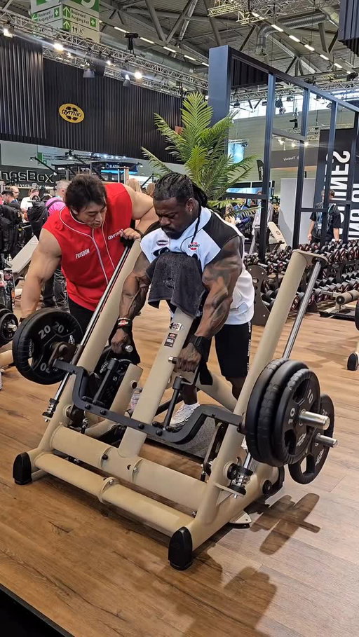 .

Training back with this 👌🏾bent over row machine from @gym80international with IFBB Pro @baki_theframe 

The look on my face after my set tells it all. Yep my back is on 🔥 

Powered by:
@williambonacsignature 
@gym80international 
@limitlessbiochem 
@suesue8779 
@candrick29 
@bossofoutlaw

#gym80international #gymlife #rowing #williambonac