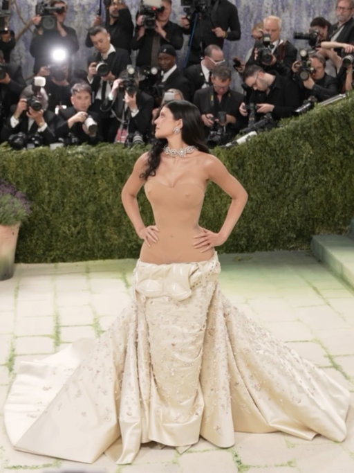 KYLIE UNDRESSED

A ‘DROPPED BALL GOWN’ IMAGINED BY @DANIELROSEBERRY. 

MET GALA 2026 

Requiring 11,000 hours of embroidery work, @KylieJenner wears a rigid bustier in brown corset toile embellished with a sfumato effect and a voluminous skirt in butter duchess satin embroidered with over 2,000 sating stitch balls, 10,000 natural baroque pearls and more that 7,000 painted pearlescent fish scales and mules with an asymmetrical wavy décolleté in matching satin.

Kylie Jenner’s stylists: @makkaroo @rosegrandquist 

#Schiaparelli #MetGala