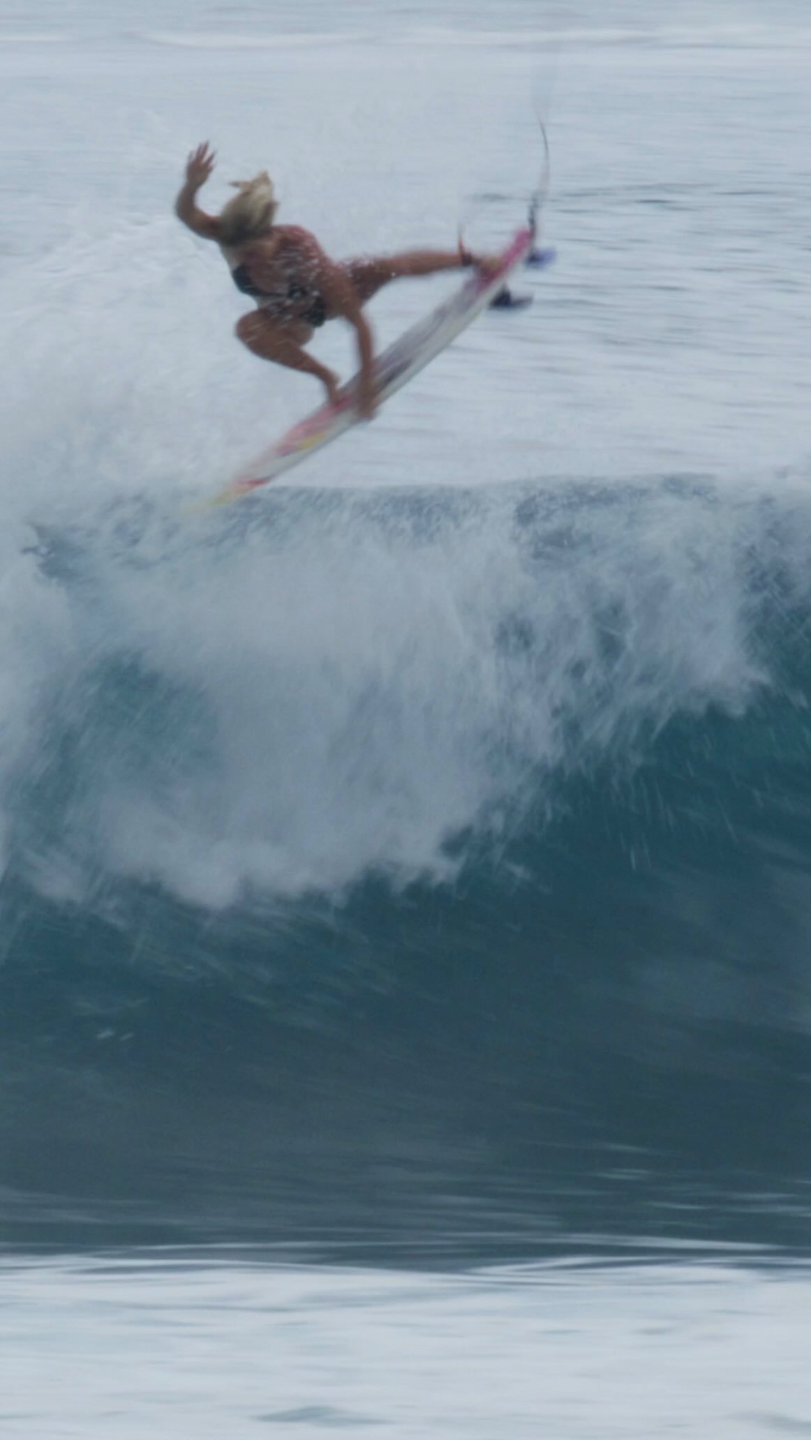 Logging airtime 🚀

Double air combo from @erinbrookssurf in NOW DAYS 

Full film‘s live on Red Bull Surfing YouTube + Red Bull TV 📺🍿

#surf #double #air