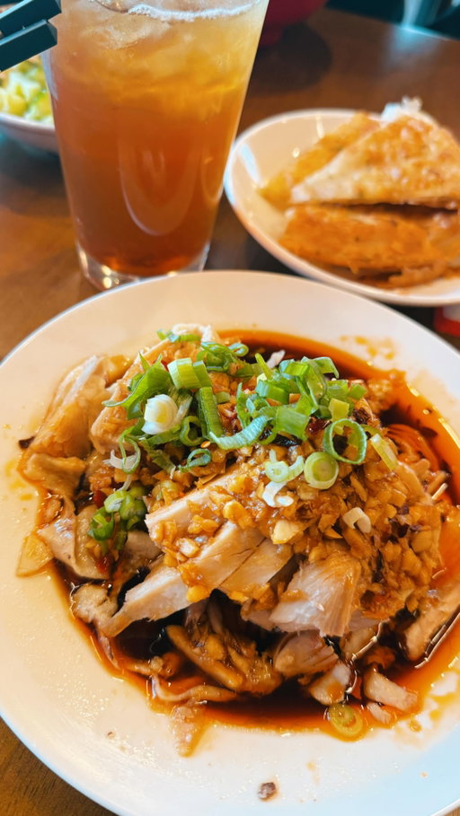 ✨Hosted✨ @noodle_nine in Redmond is that kind of place you keep coming back to. Their $8.99 NineNine Noodles and Signature Braised Beef Noodles are the real deal — deeply satisfying, and insanely good value. Round it out with some Chicken Sichuan Dumplings, a Scallion Pancake, Cucumber Salad, and a Peach Oolong Tea and you’ve got yourself a full spread without the full bill. Cozy vibes, great food, zero fuss — exactly what everyday dining should feel like. 🍜