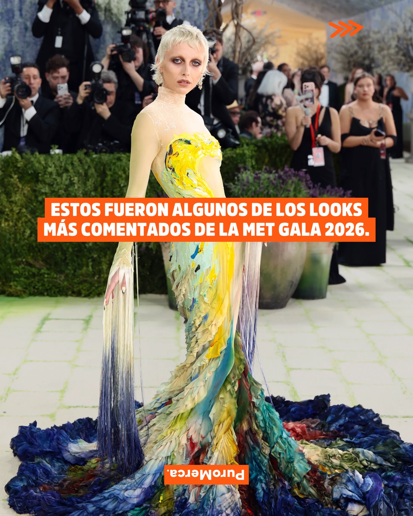 ¿Qué opinas sobre los looks de la Met Gala 2026? ¿Quién crees que sí siguió el tema de este año? 👀

La Met Gala de esta edición tuvo como tema ‘Costume Art’ y el dress code ‘Fashion is Art’. En esta entrega, celebridades y diseñadores tomaron referencias de la performance, el cine, la escultura y distintas expresiones artísticas. 🏛️🧵

Uno de los momentos que generó conversación fue la llegada de Bad Bunny, quien apareció vestido de Zara con prótesis creadas por Mike Marino para verse 50 años mayor. Rihanna y A$AP Rocky llegaron a la noche con piezas de Maison Margiela y Chanel. 🎭🕴️✨

Algunos looks retomaron referencias del arte clásico y la escultura. Chase Infiniti llevó un vestido de Thom Browne inspirado en la Venus de Milo, mientras Kylie Jenner apareció con un corset ilusión de Schiaparelli bordado durante más de 11 mil horas. 🖼️🪡

La noche también tuvo referencias al cine y la pintura. Emma Chamberlain apareció con un diseño pintado a mano de Mugler y Gracie Abrams llevó un vestido Chanel inspirado en las obras de Gustav Klimt.

Por su parte, Sabrina Carpenter llegó con un diseño de Jonathan Anderson para Dior hecho con negativos de la película ‘Sabrina’, protagonizada por Audrey Hepburn. 🎬🎨

La edición 2026 también estuvo rodeada de conversación en redes por protestas alrededor del evento y críticas hacia algunos patrocinadores. ¿Qué look fue el que más te llamó la atención? 🗞️

📸: Vogue 

#PuroMerca 🧡