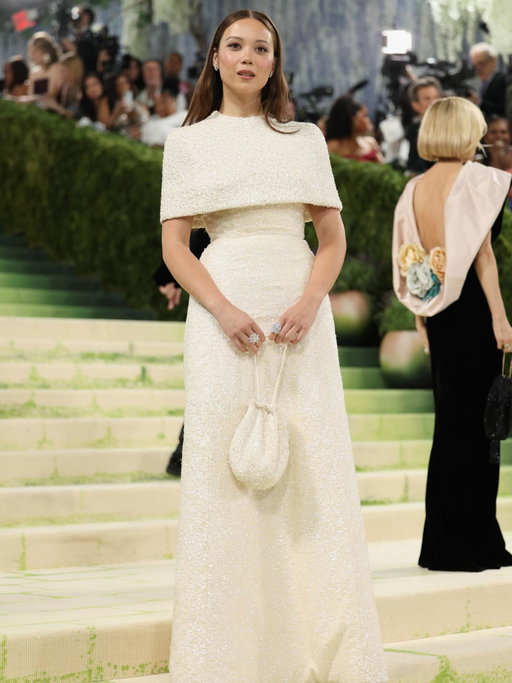 met gala 🦢✨🎻 with a subtle nod to the art of the cello