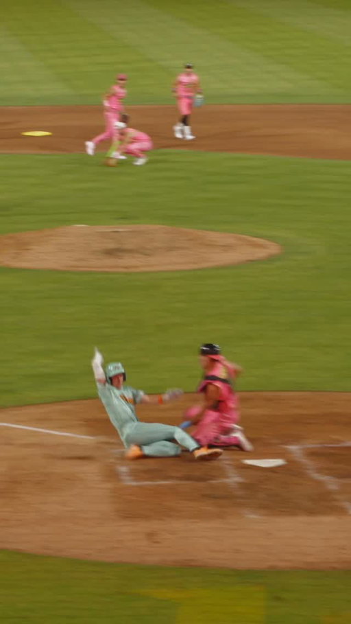 Picture-perfect ball-four sprint defense from the boys in pink 👏

#bananaball #partyanimals #savannahbananas #baseballhighlights #mlbnews