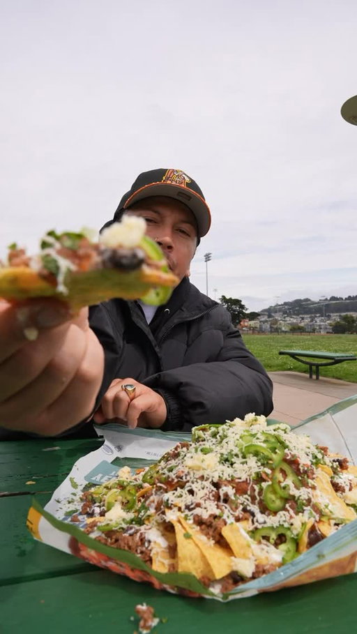 Doing Something A Little Different Today With @smashkitchen 🌮 Cinco de Mayo On Taco Tuesday? 🔥 #sponsored
 
Taco Tuesday Loaded Nachos - 
 
@smashkitchen Tortilla Chips 
Ground Beef 
@smashkitchen Green Taco Sauce 
Black Beans 
Lime 
Crema Drizzle 
@smashkitchen Thick & Chunky Salsa 
Jalapeño 
Cilantro 
Pepper Jack Cheese