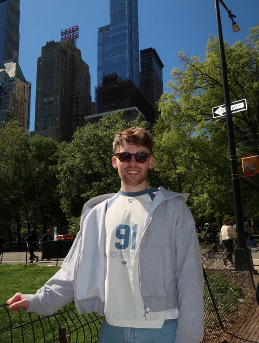 Might need to buy a new shirt 

#cool #newyork #model #notbalding #fit