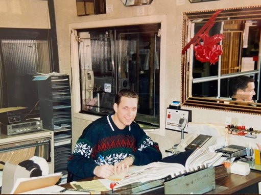 Moi à la vitrerie de mon père en ‘94
Merci pour vos magnifiques messages.
Vitrerie Joyal (#1 au Canada!) disponible sur @alloprimevideo