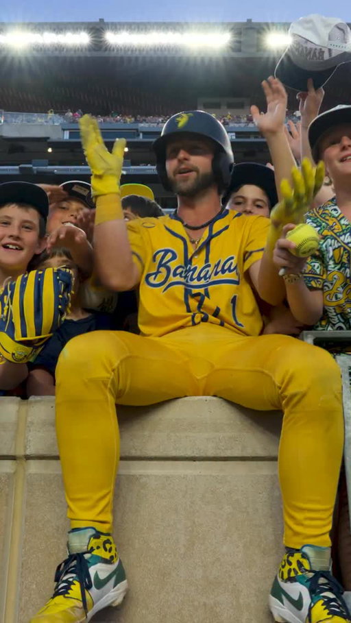 Shakin’ it🕺 

#savannahbananas #bananaball #lukebryan #countrymusic #baseball