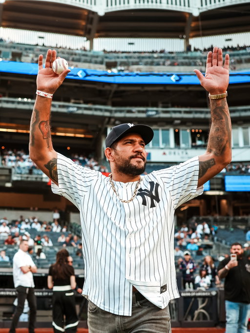 Thank you to former two-division @ufc Champion Alex Pereira for throwing out tonight’s ceremonial first pitch at Yankee Stadium! 🔥