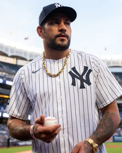 Chama takeover in the Bronx 👊

@AlexPoatanPereira met up with the @Yankees to throw out tonight’s first pitch!