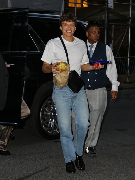 Connor Storrie was spotted returning to his own hotel the day after making his Met Gala debut, carrying some fruit and water in his hands.
#ConnorStorrie
Photos: @backgrid_usa
