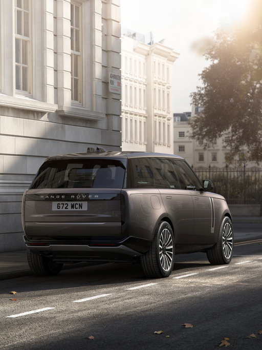Modern, yet perfectly quintessential.

Range Rover Westminster Edition adorned with exclusive badging and 22-inch forged wheels.

​——

Model shown is 27MY Range Rover Westminster Edition. Availability/specification vary by market, check with your local retailer.