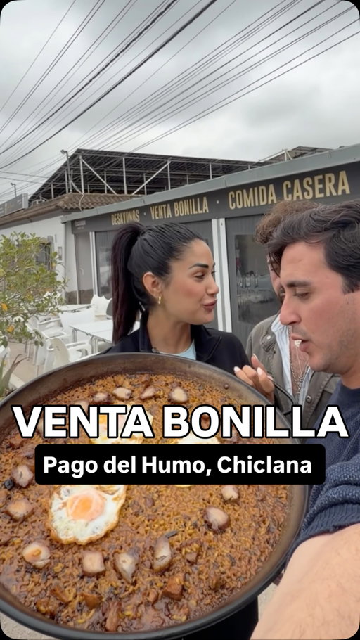 Mi venta favorita en Chiclana @ventabonilla se sitúa en Pago del Humo, una pedanía rural de C. de la Frontera caracterizada por su dispersión y ambiente de carretera. 
Es una venta tradicional de carretera, punto de paso habitual para locales y visitantes.
Concepto de mezcla de venta clásica andaluza + toque actual.
Propuesta gastronómica de comida casera tradicional. Especialidades:
 * Arroces (cambian a diario)⭐️
 * Carnes (retinto, brasa)⭐️
 * Producto local como atún de almadraba ⭐️
* Servicio completo: desayunos, almuerzos y cenas (formato non-stop de venta). 

🍴Capacidad aproximada: ~150 personas

De gran meritajeeee comimos mis comadres y yo 👏🏼👏🏼👏🏼 @jesus.pastor ☀️ @josemariacm8 #chiclana #cadiz #venta #atunrojo #carnes