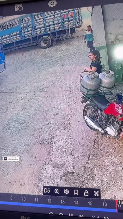 😂😂😂 @daradayane21 via @bviral 
—
Guy trips right in front of woman