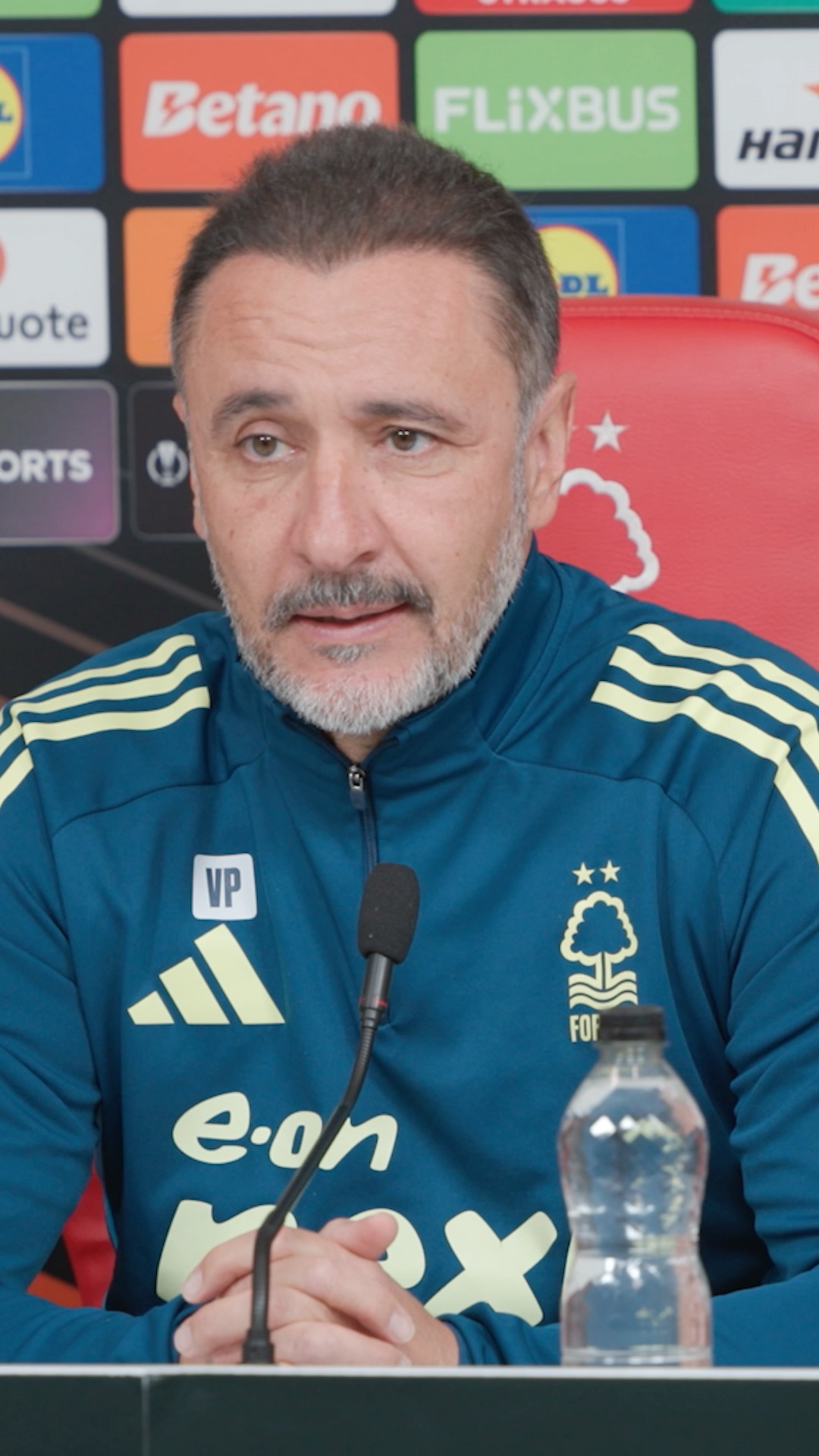 @vitorpereira.official previews tomorrow's clash against Aston Villa. 🎙️