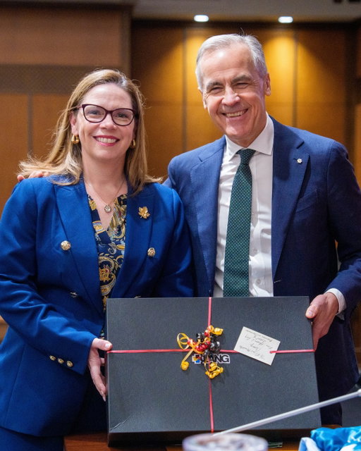 A historic $51‑million investment in the Gordon S. Lang School of Business and Economics—the largest gift in the University of Guelph’s history—will expand opportunity, innovation, and ethical leadership for years to come. This transformational support will help grow facilities, create new work‑experience opportunities, and prepare students to lead responsibly in a complex world.

Deep gratitude to Stu and Kim Lang for their extraordinary generosity and continued commitment to education that makes a lasting impact. As a proud LANG alumna, it’s inspiring to see this investment reinforce the belief that business can—and must—be a force for good, while supporting the next generation of leaders, including more women in business.

A special thank‑you as well to the LANG team for the jersey gift presented to the Prime Minister, a great way to highlight school pride.

—

Un investissement historique de 51 millions de dollars au profit de la Gordon S. Lang School of Business and Economics — le plus important don de l’histoire de l’Université de Guelph — permettra d’élargir les possibilités, de stimuler l’innovation et de renforcer le leadership éthique pour les années à venir. Ce soutien transformationnel contribuera à l’expansion des installations, à la création de nouvelles occasions d’apprentissage expérientiel et à la formation de leaders capables d’agir de manière responsable dans un monde complexe.

Une profonde reconnaissance à Stu et Kim Lang pour leur générosité exceptionnelle et leur engagement continu envers une éducation qui a un impact durable. À titre de fière diplômée de LANG, il est inspirant de voir cet investissement renforcer la conviction que le monde des affaires peut — et doit — être une force positive, tout en soutenant la prochaine génération de leaders, y compris davantage de femmes en affaires.

Merci également à l’équipe de LANG pour le chandail offert au Premier ministre, une belle façon de mettre en valeur la fierté et l’esprit de l’école.