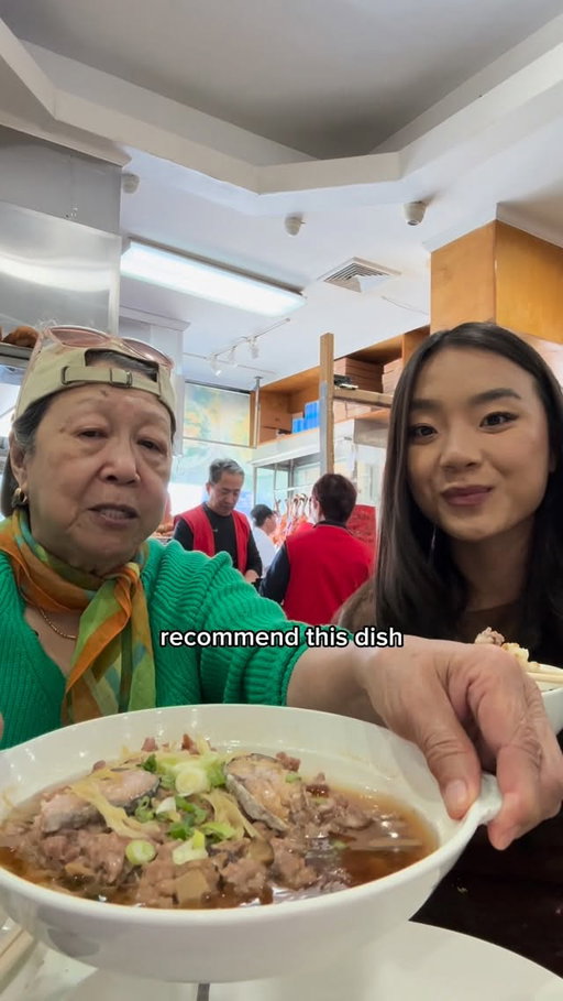 How will I ever top this collab? Idk😭 @porporeatsgood shows me her favorite HK style restaurant in Flushing!! Such a wholesome day thank you Por por! I can’t wait to go back to Shun Won Restaurant.

What we ordered:
- ox tongue bun
- century egg and pork congee
- beef show fun with gravy
- whole fried flounder
- steamed pork with salted fish

Address: 41-27 Main St, Flushing, NY 11355

#flushing #flushingfood #hkfood #hongkongfood #taishan