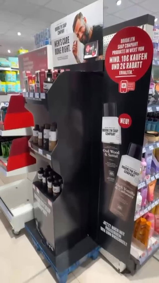 Der hat’s in sich! 🔥

Ab sofort findet ihr Brooklyn Soap bei @mein_rossmann und zwar in einem richtig starken Aufsteller mit exklusiver Aktion:

👉 10 € für Brooklyn Soap Produkte ausgeben und direkt 2 € sparen! 

Also nichts wie los und zugreifen!

Habt ihr unseren Aufsteller schon entdeckt? 👀

Schreibt uns unbedingt in die Kommentare, in welchem ROSSMANN ihr ihn gesehen habt! 👇

#brooklynsoap #zerobullshit #menscaredoneright #bartpflege #foryou