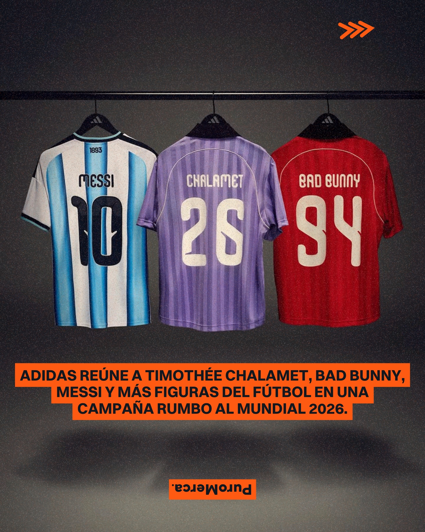 Ufff un crossover que no esperábamos ver… ¿Qué opinas sobre este equipo que reunió adidas? ⚽👀

adidas presentó el primer adelanto de una campaña para el Mundial 2026 con Timothée Chalamet como narrador principal y figuras como Bad Bunny, Lionel Messi, David Beckham y Zinedine Zidane dentro de una historia estilo tráiler cinematográfico. 🎬🌎

La campaña lleva por nombre ‘A Legend is Born’ y gira alrededor de tres jóvenes futbolistas conocidos como “The Invincibles”, quienes se preparan para enfrentar a algunas de las estrellas más reconocidas vinculadas a la marca deportiva. 🏟️🔥

Uno de los momentos que más conversación generó fue una llamada entre Timothée Chalamet y Bad Bunny, donde el actor juega con la diferencia entre “soccer” y “football” mientras conversa con el artista puertorriqueño. 📞

El adelanto también incluye apariciones de jugadores como Jude Bellingham, Pedri, Trinity Rodman, Ousmane Dembélé y Lamine Yamal, mezclando figuras actuales del fútbol con celebridades de la música, el cine y la cultura pop. 🧢🎵

La campaña marca el debut oficial de Timothée Chalamet como parte de adidas, luego de meses donde el actor apareció utilizando distintos modelos y colaboraciones de la marca en redes sociales y eventos públicos. ¿Qué te parece esta campaña que prepara adidas? 👟🏆

📸 & 📹: adidas

#PuroMerca 🧡
