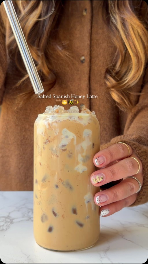 Salted Spanish Honey latte 🤎🍯🐝✨
This coffee gets so creamy 🤤 

Recipe: 
1 tbsp condensed milk 🥛 
1/2 tbsp of honey 🍯 
Pinch of salt 🧂 
Add 2 shot of espresso ☕️ and shake it 
Add ice and Oat milk+ dash of cinnamon✨

#icedcoffee #coffeeathome #spanishlatte #cafe