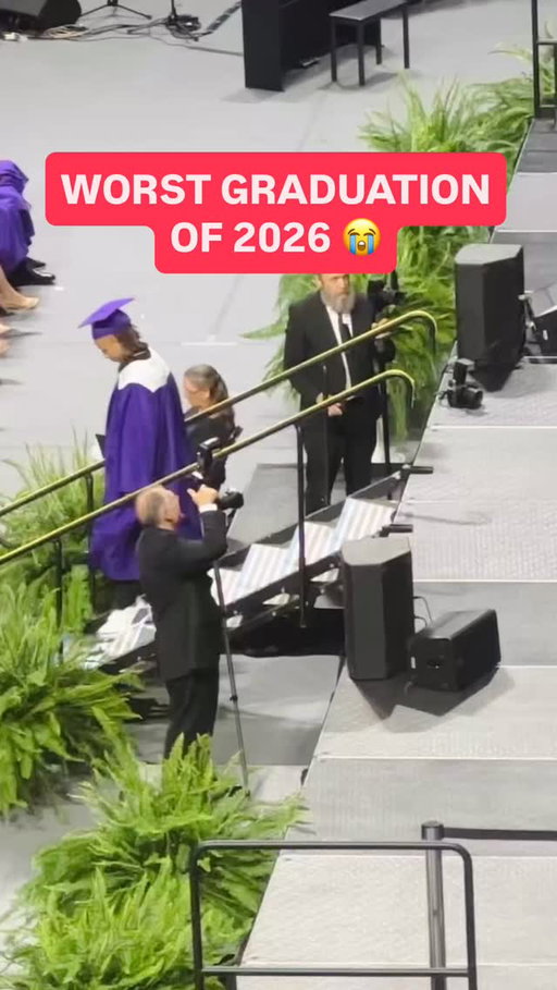 Cant be going out like that 💀
‎ 
#graduation #fails #college