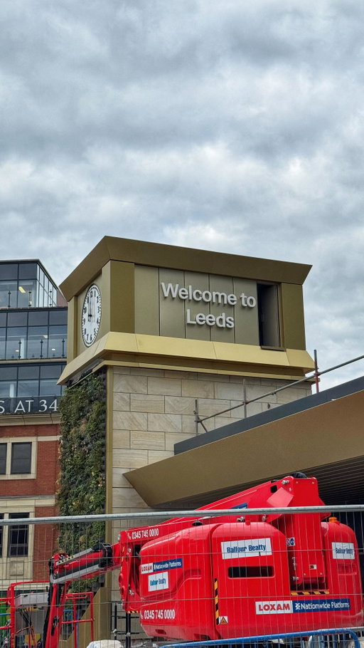 Is that an upside-down ‘p’ in the new Leeds Station sign? 🙈

#leeds #leedstrainstation #trainstation #leedscitycentre
