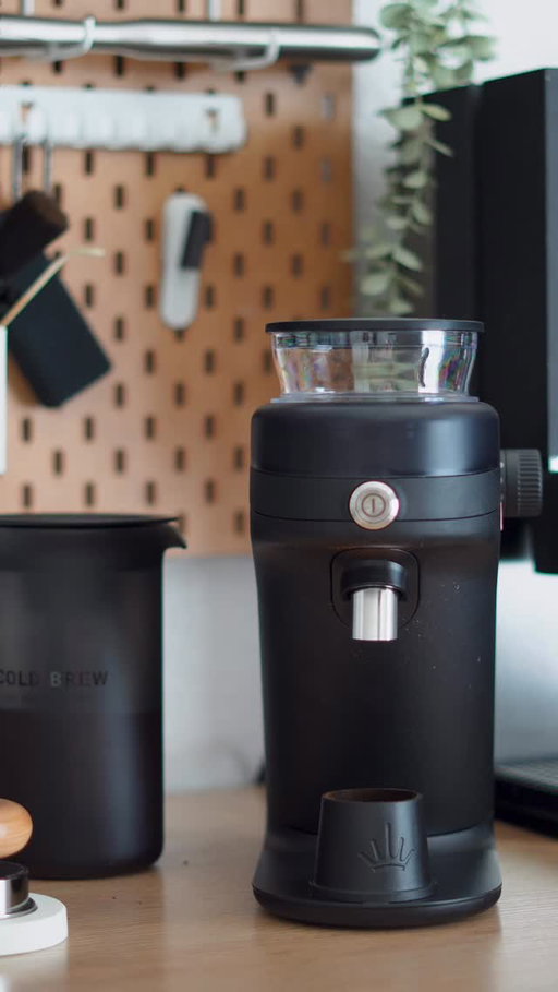 the little grinder that could do it all. 

Been loving using my @mahlkonighome @mahlkonig X64sd on the bar. 

easy to dial in new bags with single dosing and the bellow helps keep zero retention.

and for bigger cold brew batches switching to the bigger hopper is super easy. 

small footprint means it can fit in any coffee bar set up.