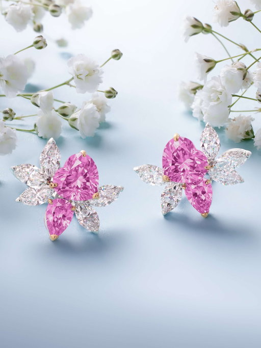 Where form takes flight in diamonds. Find the perfect gift for Mother's Day at Royal de Versailles.

#RoyaldeVersailles #RdV #DiamondEarrings #FineJewellery #Yorkville