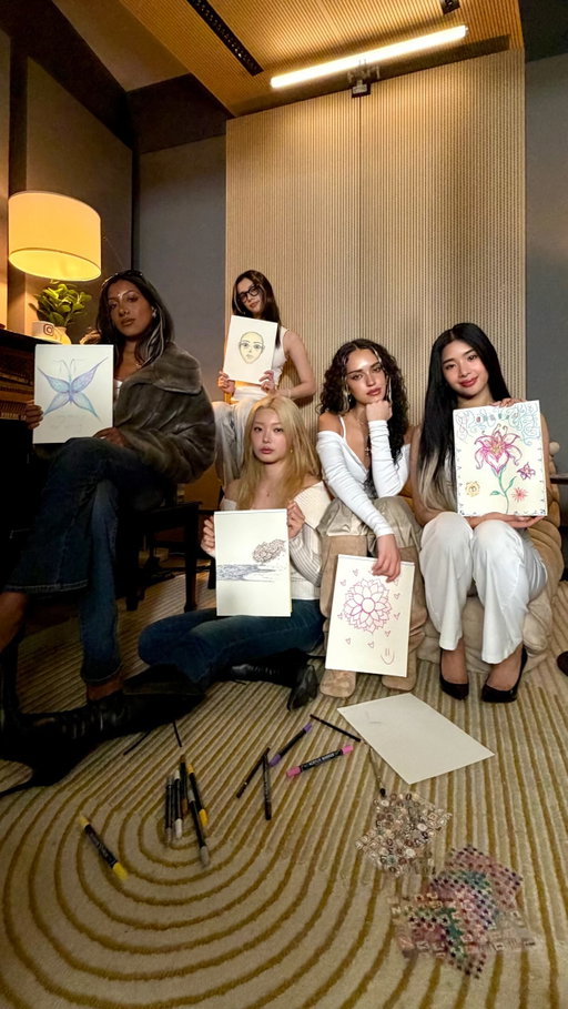 @katseyeworld (KATSEYE) came to draw and yap 🎨🩷

The members got creative while chatting about their fave studio snacks (fries that “oil their voice up” 🍟), hidden talents and emojis they can’t stop using in the latest Close Friends Only: Speed Round.