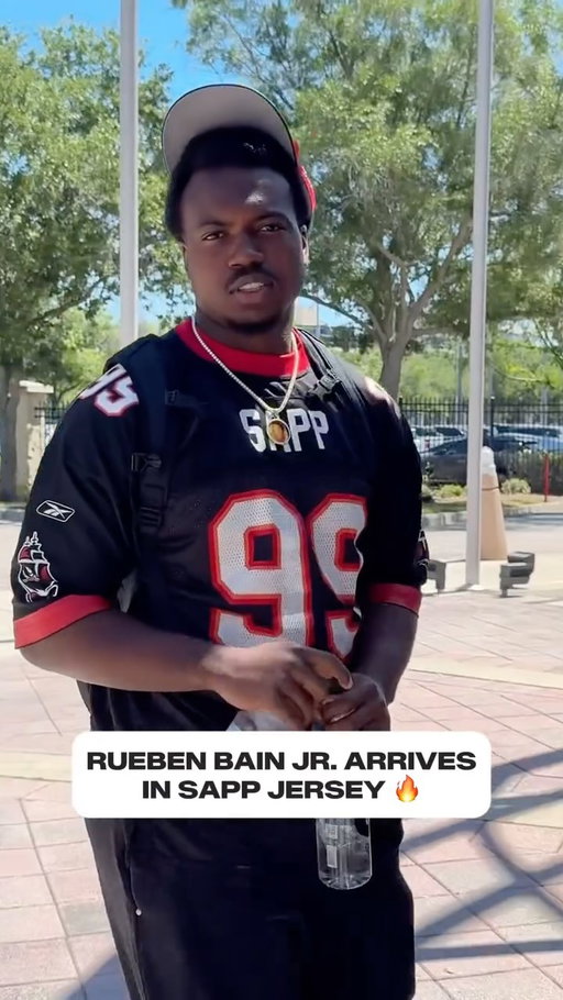 Hurricanes ➡️ Buccaneers. Rueben Bain Jr. pays tribute to Hall of Famer Warren Sapp on Day 1️⃣