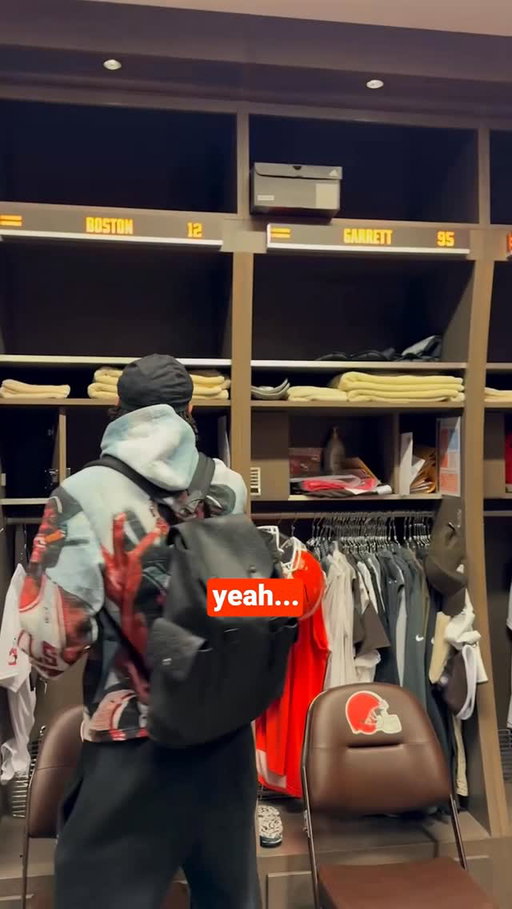 tfw your locker is next to the 🐐