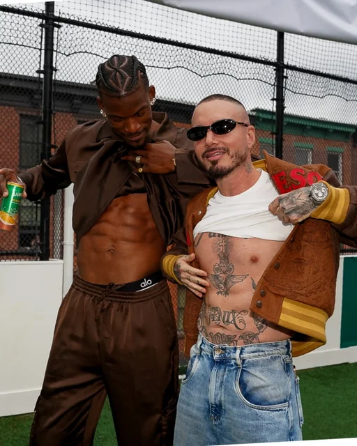 Feliz cumpleaños, hermano. Llevamos juntos varios años y estamos muy agradecidos por nuestra hermandad, así que todos buscamos una razón para celebrarte ❤️. Estamos orgullosos de ti y te queremos, hermano. Esta noche correrá el aguardiente. @jbalvin