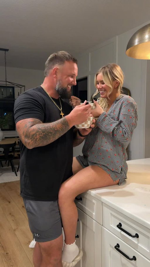 late night homemade ice cream dates>> 🍨 & the best part… this @cuisinart FastFreeze Ice Cream Maker is SO quiet, it didn’t even wake the kids 🐵 #ad #cuisinart #aworkofcuisinart #eveningvlog #icecream fastfreeze