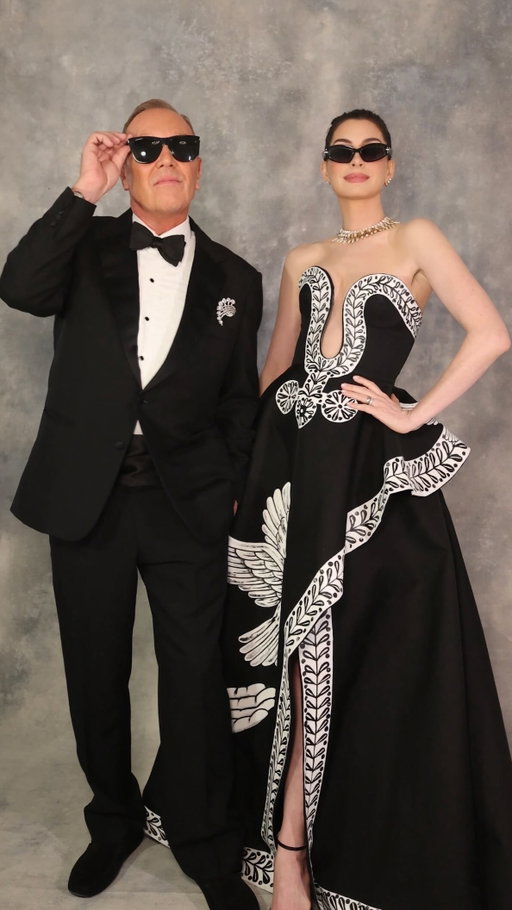 We’ll be thinking about this until next May. 😎 @AnneHathaway and Michael Kors have one last outfit check before the 2026 Met Gala. 

#MichaelKorsCollection
#MetGala