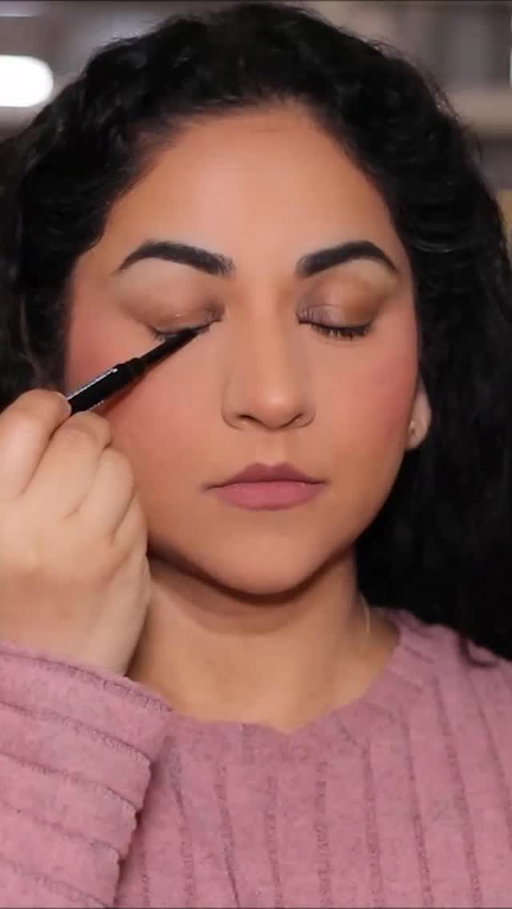 Eyeshadow done easy! Smudge and sparkle!
#makeuptutorial #makeupartist #makeup #makeuptransformation #eyemakeuptutorial