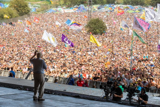 Wishing a very happy 100th birthday to Sir David Attenborough, pictured here on the Pyramid Stage in 2019. Thank you for everything! 

📷 @davidlevene