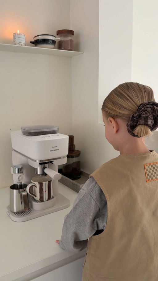 #ad We loooove onze Philips Baristina Latte!! 🤭 Met maar een paar makkelijke knoppen (die zelfs Mimi kan onthouden) hebben we zo een lekker kopje kwaliteits koffie!☕️⭐️ 

Dankzij het geïntegreerde melksysteem kan je er veel variaties mee maken. Wij zijn fan!! Nu nog even oefenen met het maken van een hartje …. 🫠

#Baristina #realespressomadesimple @philipshomelivingnl