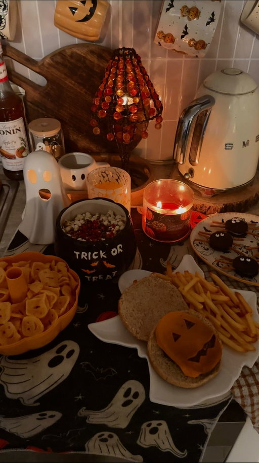 This is your sign to plan a summerween movie night asap! 👻

May is here which means it’s basically summer and the only way I can survive it is to pretend it’s Halloween 🎃 I had my first spooky summerween night yesterday and it was absolutely perfect 🍿

I had so much fun making all the spooky treats, bringing back my little ghosties and my pumpkin decor 🍉🎃 and obviously I watched an eternal classic! I Know What You Did Last Summer is one of my fav to start the festivities and I love summer slasher movies 🎥 

Send this to the person you want to have a summerween movie night 🪓🩸
.
.
.
.
#summerween #spookynight #slashermovies #spookymovies #halloweenallyear