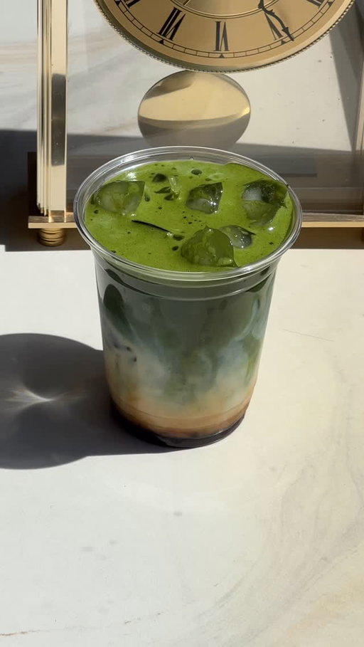 brown sugar vanilla matcha latte 🪐✨🍵

recipe:
〰️1tsp vanilla extract
〰️2tsp brown sugar syrup
〰️ice
〰️1/2cup milk
〰️2tsp matcha latte + 50ml hot water 

#matcha #homecafe #matchalatte #matcharecipe