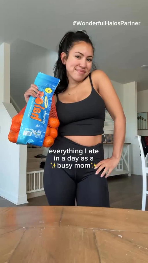 What I ate in a day ✨ #WonderfulHalosPartner @halosfun are a great snack for busy moms on-the-go! They’re sweet, seedless, easy-to-peel, and provide a natural energy boost, making them the perfect pick-me-up to enjoy throughout the day. 🍊