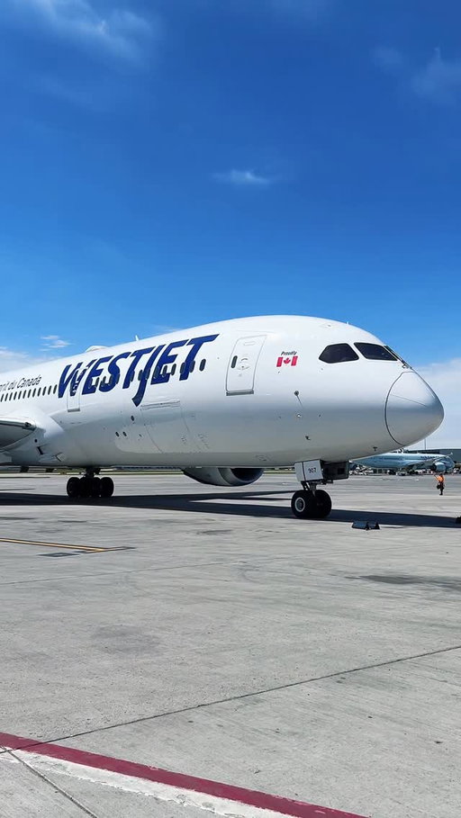 Our 787 knows its worth. Have you flown on one of these? #Dreamliner #Aviation #WestJet #KathandKim
 
Notre 787 vaut le détour. Avez-vous déjà voyagé à bord d’un de ces avions? #Dreamliner Aviation WestJet KathetKim