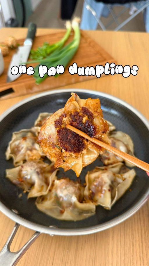 (Werbung/Ad) Viraler Dumpling Hack
Tatsächlich funktioniert dieser viraler Hack auch mit meiner Lieblings-Tofu-Füllung! So schnell hab
ich noch nie Dumplings gemacht…😋
Dank meiner @hexclad_europe Pfanne wurden sie auch richtig schön golden und crispy von
unten, DENN die spezielle Technologie fusioniert die positiven Eigenschaften von Edestahl-,
Gusseisen- und beschichteten Pfannen. 😎
Also schaut bei @hexclad_europe vorbei, um wie ein Profi zu kochen!🫶
REZEPT (2 Portionen, 20 Min Zubereitungszeit):
Füllung:
-200g Naturtofu
-1 Frühlingszwiebel, fein geschnitten
-1 Möhre geraspelt
-2 El Mehl oder Stärke
-eine Prise Salz
-1 El Sojasauce
Alles gut verkneten und daraus 12 Bällchen formen.
Öl in deiner @hexclad_europe Pfanne erhitzen und die Bällchen goldbraun braten.
Sonstiges:
-12 Dumpling Wrapper
-60ml Wasser
Die Wrapper auf die Bällchen drücken und das Wasser dazugeben.
Sofort abdecken und auf mittlerer Hitze 5min dämpfen bis das Wasser verdampft ist.
Dipping-Sauce:
-2 El Süße Sojasauce
-1 El Essig
-1 Tl Chiliflocken
Vermengen und zu den Dumplings servieren
-
(Werbung/Ad) Viral Dumpling Hack�This viral hack actually works with my favorite tofu filling too! I’ve never made dumplings this fast before…😋�Thanks to my @hexclad_europe pan they also turned out super golden and crispy on the bottom, BECAUSE the special technology combines the best qualities of stainless steel, cast iron, and non-stick pans. 😎�So go check out @hexclad_europe to cook like a pro!🫶
RECIPE (2 servings, 20 mins prep time):�Filling:�-200g firm tofu�-1 spring onion, finely sliced�-1 carrot, grated�-2 tbsp flour or starch�-a pinch of salt�-1 tbsp soy sauce
Mix everything really well and form 12 little balls.
Heat some oil in your @hexclad_europe pan and fry the balls until golden brown.
Other:�-12 dumpling wrappers�-60ml water
Press the wrappers onto the balls and add the water.�Cover immediately and steam on medium heat for 5 mins until the water has evaporated.
Dipping Sauce:�-2 tbsp sweet soy sauce�-1 tbsp vinegar�-1 tsp chili flakes
Mix together and serve with the dumplings.