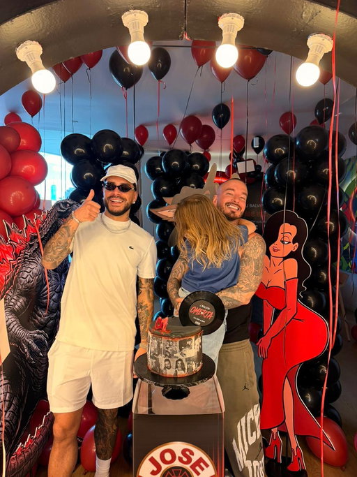 Gracias por una noche tan especial en familia !! Fuera de ser mi cumpleaños también el lanzamiento de nuestro álbum OMERTA toda una bendición . Los amo !!!!!
Y a darle candela a omerta ese es mi regalo de cumple jejej
@ryancastrro legooooooooo⚡️⚡️⚡️