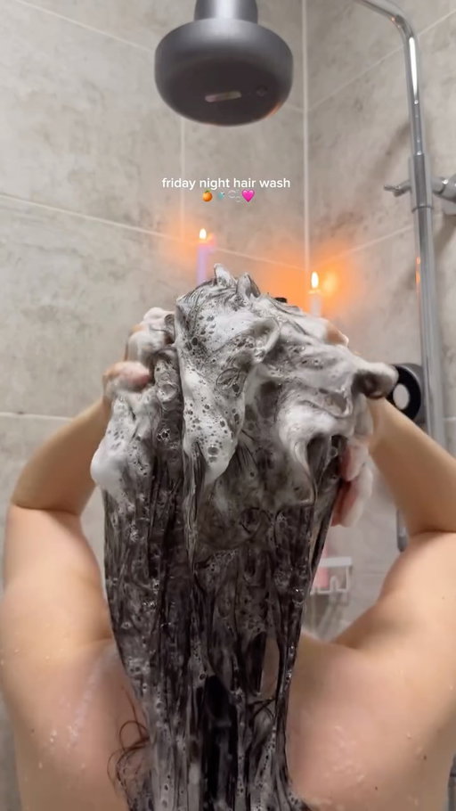 asmr friday night hair wash 🍊🚿🫧🩷 

products 
@amika normcore shampoo & conditioner, soulfood nourishing mask, blowout spray & instense moisture leave-in conditioner 
@mantahair hair brush 

 #asmr #asmrsounds #haircareroutine #hairwash #friday