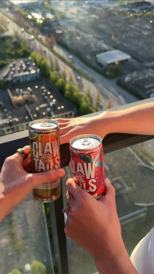 #ad happy hour with the pals in the new city @whiteclawcanada is leveling up our at home happy hours with Clawtails, a refreshing twist on our favourite classics, minus the bar tab!! 💛

7% alc./vol. Made with real spirits and real juice.#19+

Please enjoy responsibly :)